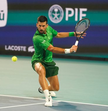 MIAMI GARDENS, FLORIDA - 30 Mart 2025: Novak Cokoviç Çek Cumhuriyeti 'nden Jakub Mensik' e karşı oynadığı erkekler final maçında Miami 'deki Hard Rock Stadyumu' nda 2025 Miami Open