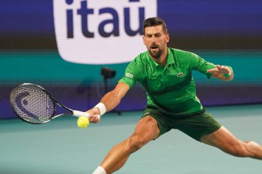 MIAMI GARDENS, FLORIDA - 30 Mart 2025: Novak Cokoviç Çek Cumhuriyeti 'nden Jakub Mensik ile Miami' deki Hard Rock Stadyumu 'nda oynadığı çeyrek final karşılaşmasında