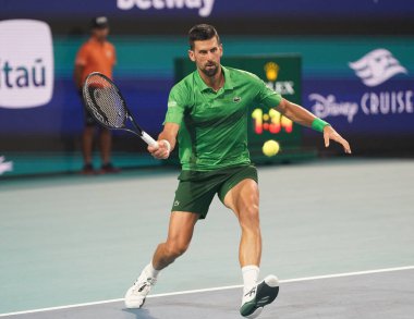 MIAMI GARDENS, FLORIDA - 30 Mart 2025: Novak Cokoviç Çek Cumhuriyeti 'nden Jakub Mensik ile Miami' deki Hard Rock Stadyumu 'nda oynadığı çeyrek final karşılaşmasında