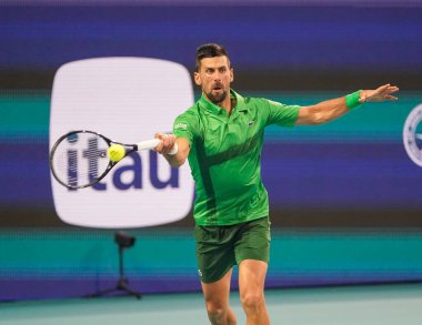 MIAMI GARDENS, FLORIDA - 30 Mart 2025: Novak Cokoviç Çek Cumhuriyeti 'nden Jakub Mensik ile Miami' deki Hard Rock Stadyumu 'nda oynadığı çeyrek final karşılaşmasında