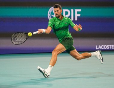 MIAMI GARDENS, FLORIDA - 30 Mart 2025: Novak Cokoviç Çek Cumhuriyeti 'nden Jakub Mensik ile Miami' deki Hard Rock Stadyumu 'nda oynadığı çeyrek final karşılaşmasında