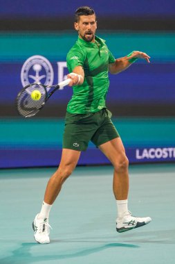 MIAMI GARDENS, FLORIDA - 30 Mart 2025: Novak Cokoviç Çek Cumhuriyeti 'nden Jakub Mensik ile Miami' deki Hard Rock Stadyumu 'nda oynadığı çeyrek final karşılaşmasında