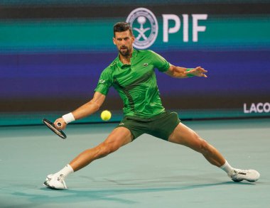 MIAMI GARDENS, FLORIDA - 30 Mart 2025: Novak Cokoviç Çek Cumhuriyeti 'nden Jakub Mensik ile Miami' deki Hard Rock Stadyumu 'nda oynadığı çeyrek final karşılaşmasında