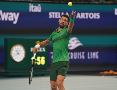 MIAMI GARDENS, FLORIDA - 30 Mart 2025: Novak Cokoviç Çek Cumhuriyeti 'nden Jakub Mensik ile Miami' deki Hard Rock Stadyumu 'nda oynadığı çeyrek final karşılaşmasında