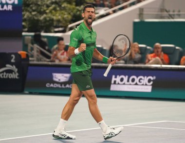 MIAMI GARDENS, FLORIDA - 30 Mart 2025: Novak Cokoviç Çek Cumhuriyeti 'nden Jakub Mensik' e karşı oynadığı erkekler final maçında Miami 'deki Hard Rock Stadyumu' nda 2025 Miami Açık 'ta tepki gösterdi