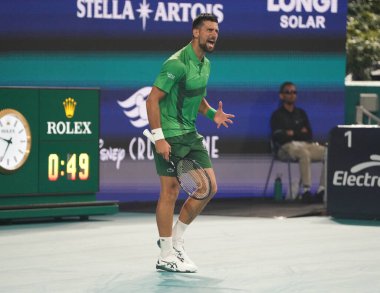 MIAMI GARDENS, FLORIDA - 30 Mart 2025: Novak Cokoviç Çek Cumhuriyeti 'nden Jakub Mensik' e karşı oynadığı erkekler final maçında Miami 'deki Hard Rock Stadyumu' nda 2025 Miami Açık 'ta tepki gösterdi