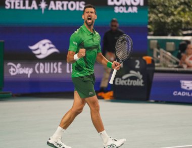 MIAMI GARDENS, FLORIDA - 30 Mart 2025: Novak Cokoviç Çek Cumhuriyeti 'nden Jakub Mensik' e karşı oynadığı erkekler final maçında Miami 'deki Hard Rock Stadyumu' nda 2025 Miami Açık 'ta tepki gösterdi