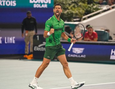 MIAMI GARDENS, FLORIDA - 30 Mart 2025: Novak Cokoviç Çek Cumhuriyeti 'nden Jakub Mensik' e karşı oynadığı erkekler final maçında Miami 'deki Hard Rock Stadyumu' nda 2025 Miami Açık 'ta tepki gösterdi