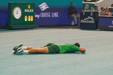 MIAMI GARDENS, FLORIDA - 30 Mart 2025: Novak Cokoviç, Çek Cumhuriyeti 'nden Jakub Mensik' e karşı Miami 'deki Hard Rock Stadyumu' nda 2025 'te oynanan final karşılaşmasında kaybettiği puan sonrasında sahada bulunuyor