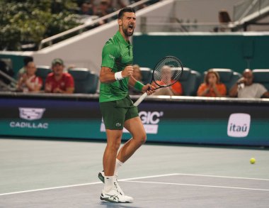 MIAMI GARDENS, FLORIDA - 30 Mart 2025: Novak Cokoviç Çek Cumhuriyeti 'nden Jakub Mensik' e karşı oynadığı erkekler final maçında Miami 'deki Hard Rock Stadyumu' nda 2025 Miami Açık 'ta tepki gösterdi