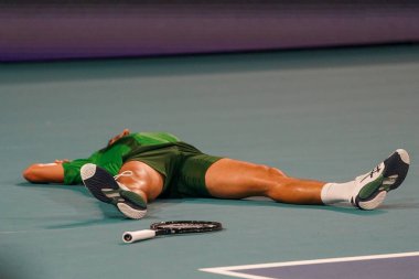 MIAMI GARDENS, FLORIDA - 30 Mart 2025: Novak Cokoviç, Çek Cumhuriyeti 'nden Jakub Mensik' e karşı Miami 'deki Hard Rock Stadyumu' nda 2025 'te oynanan final karşılaşmasında kaybettiği puan sonrasında sahada bulunuyor