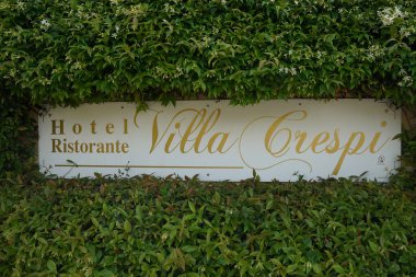 ORTA SAN GUILIO, İtalya - 26 Mayıs 2025: Relais Chateaux ödüllü Villa Crespi, Orta San Giulio, İtalya 'daki Üç Michelin Yıldızı Restoranı ve Bir Michelin Key Oteli' nin evi