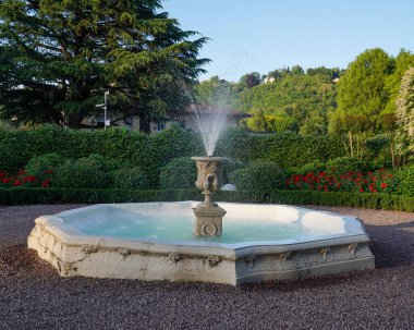 Orta San Giulio, İtalya 'daki Three Michelin Stars Restaurant ve One Michelin Key Hotel' in evi olan Villa Crespi 'nin önündeki çeşme.