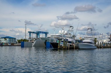 RIVIERA BEACH, FLORIDA - 10 Haziran 2024: Riviera Beach, Florida 'daki Güvenli Liman Yeni Liman Limanı