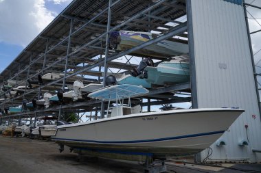 RIVIERA BEACH, FLORIDA - 10 Haziran 2024: Riviera Beach, Florida 'daki Güvenli Liman Yeni Liman Koyu' ndaki kuru tekne deposu