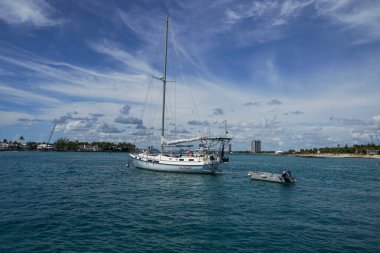 RIVIERA BEACH, FLORIDA - 10 Haziran 2024: ABD 'nin Florida eyaletinin Palm Beach ilçesindeki Lake Worth körfezinin ağzındaki Peanut Adası önünde demirli yelkenli