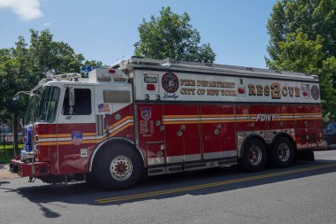 BrooKLYN, New York - 12 Temmuz 2025: Brooklyn, New York 'taki FDNY Kurtarma Şirketi. FDNY dünyadaki en büyük itfaiye ve acil yardım şirketidir. 