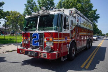 BrooKLYN, New York - 12 Temmuz 2025: Brooklyn, New York 'taki FDNY Kurtarma Şirketi. FDNY dünyadaki en büyük itfaiye ve acil yardım şirketidir. 