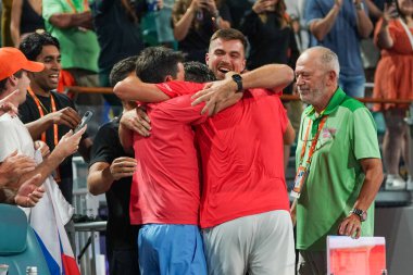 MIAMI GARDENS, FLORIDA - 30 Mart 2025 Miami Açık Şampiyonu Jakub Mensik, erkekler Hard Rock Stadyumu 'nda oynanan erkekler tekler finalinde Novak Cokoviç' i yenerek takımı ile zaferini kutladı 