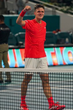 MIAMI GARDENS, FLORIDA - 30 Mart 2025 Miami Açık Şampiyonu Jakub Mensik, erkekler Hard Rock Stadyumu 'nda oynanan erkekler tekler finalinde Sırp Novak Cokoviç' i yenerek zaferini kutladı 