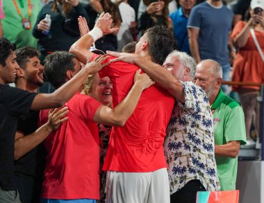 MIAMI GARDENS, FLORIDA - 30 Mart 2025 Miami Açık Şampiyonu Jakub Mensik, erkekler Hard Rock Stadyumu 'nda oynanan erkekler tekler finalinde Novak Cokoviç' i yenerek takımı ile zaferini kutladı 