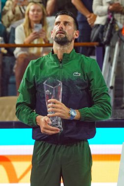 MIAMI GARDENS, FLORIDA - 30 Mart 2025 Miami Açık finalisti Novak Cokoviç, Çek Cumhuriyeti 'nden Jakub Mensik' e Hard Rock Stadyumu 'nda oynanan erkekler tekler finalinde kaybettiği kupa sonrasında 