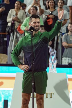 MIAMI GARDENS, FLORIDA - 30 Mart 2025 Miami Açık finalisti Novak Cokoviç, Çek Cumhuriyeti 'nden Jakub Mensik' e Hard Rock Stadyumu 'nda oynanan erkekler tekler finalinde kaybettiği kupa sonrasında 