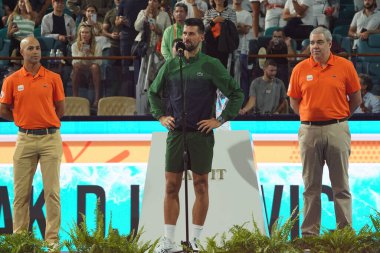 MIAMI GARDENS, FLORIDA - 30 Mart 2025 Miami Açık finalisti Novak Cokoviç, Çek Cumhuriyeti 'nden Jakub Mensik' e Hard Rock Stadyumu 'nda oynanan erkekler tekler finalinde kaybettiği kupa sonrasında 