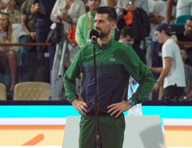 MIAMI GARDENS, FLORIDA - 30 Mart 2025 Miami Açık finalisti Novak Cokoviç, Çek Cumhuriyeti 'nden Jakub Mensik' e Hard Rock Stadyumu 'nda oynanan erkekler tekler finalinde kaybettiği kupa sonrasında 