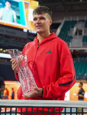 MIAMI GARDENS, FLORIDA - 30 Mart 2025 Miami Açık Şampiyonu Jakub Mensik, Sırbistan 'daki Novak Cokoviç' i Hard Rock Stadyumu 'nda erkekler tekler finalinde yendikten sonra şampiyonlar kupasına poz verdi 