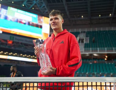 MIAMI GARDENS, FLORIDA - 30 Mart 2025 Miami Açık Şampiyonu Jakub Mensik, Sırbistan 'daki Novak Cokoviç' i Hard Rock Stadyumu 'nda erkekler tekler finalinde yendikten sonra şampiyonlar kupasına poz verdi 