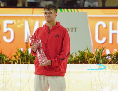 MIAMI GARDENS, FLORIDA - 30 Mart 2025 Miami Açık Şampiyonu Jakub Mensik, Sırbistan 'daki Novak Cokoviç' i Hard Rock Stadyumu 'nda erkekler tekler finalinde yendikten sonra şampiyonlar kupasına poz verdi 