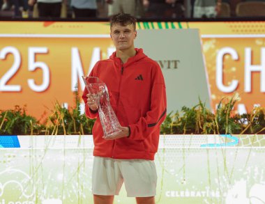 MIAMI GARDENS, FLORIDA - 30 Mart 2025 Miami Açık Şampiyonu Jakub Mensik, Sırbistan 'daki Novak Cokoviç' i Hard Rock Stadyumu 'nda erkekler tekler finalinde yendikten sonra şampiyonlar kupasına poz verdi 