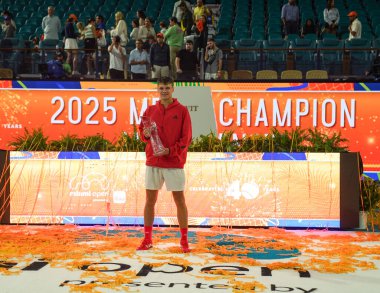 MIAMI GARDENS, FLORIDA - 30 Mart 2025 Miami Açık Şampiyonu Jakub Mensik, Sırbistan 'daki Novak Cokoviç' i Hard Rock Stadyumu 'nda erkekler tekler finalinde yendikten sonra şampiyonlar kupasına poz verdi 