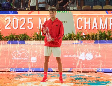 MIAMI GARDENS, FLORIDA - 30 Mart 2025 Miami Açık Şampiyonu Jakub Mensik, Sırbistan 'daki Novak Cokoviç' i Hard Rock Stadyumu 'nda erkekler tekler finalinde yendikten sonra şampiyonlar kupasına poz verdi 