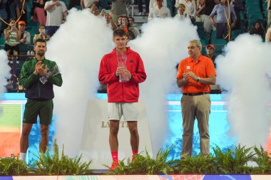MIAMI GARDENS, FLORIDA - 30 Mart 2025 Miami Açık Şampiyonu Jakub Mensik, Sırbistan 'daki Novak Cokoviç' i Hard Rock Stadyumu 'nda erkekler tekler finalinde yendikten sonra şampiyonlar kupasına poz verdi 