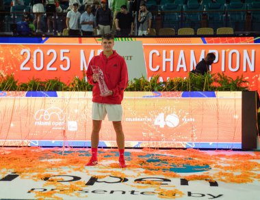 MIAMI GARDENS, FLORIDA - 30 Mart 2025 Miami Açık Şampiyonu Jakub Mensik, Sırbistan 'daki Novak Cokoviç' i Hard Rock Stadyumu 'nda erkekler tekler finalinde yendikten sonra şampiyonlar kupasına poz verdi 