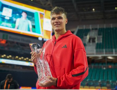 MIAMI GARDENS, FLORIDA - 30 Mart 2025 Miami Açık Şampiyonu Jakub Mensik, Sırbistan 'daki Novak Cokoviç' i Hard Rock Stadyumu 'nda erkekler tekler finalinde yendikten sonra şampiyonlar kupasına poz verdi 