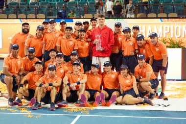 MIAMI GARDENS, FLORIDA - 30 Mart 2025 Miami Açık Şampiyonu Jakub Mensik, Sırbistan 'daki Novak Cokoviç' i Hard Rock Stadyumu 'nda erkekler tekler finalinde yendikten sonra şampiyonlar kupasına poz verdi 