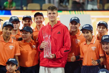 MIAMI GARDENS, FLORIDA - 30 Mart 2025 Miami Açık Şampiyonu Jakub Mensik, Sırbistan 'daki Novak Cokoviç' i Hard Rock Stadyumu 'nda erkekler tekler finalinde yendikten sonra şampiyonlar kupasına poz verdi 