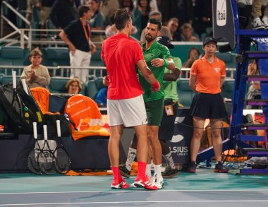 MIAMI GARDENS, FLORIDA - 30 Mart 2025 Miami Açık Şampiyonu Jakub Mensik (L) ve Sırp Novak Cokoviç, Miami Gardens 'taki Hard Rock Stadyumu' nda düzenlenen erkekler tekler finali sonrasında kucaklaştılar