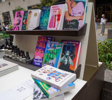 NEW YORK - 26 Haziran 2025: Manhattan 'daki Rockefeller Center' daki Eesop Queer Kütüphanesinde kitaplar. Amerika 'daki estetik mağazaları Gurur' u işaretlemek için geçici bir eşcinsel kütüphanesine dönüşüyor. Ürünü temizlerken LGBTQIA + yazarlarına ve müttefiklerine dikkat çekiyoruz