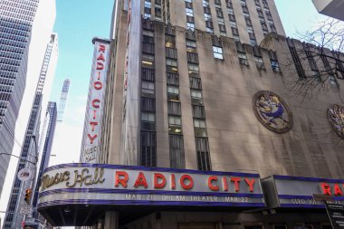 NEW YORK - 20 Şubat 2025: New York City tarihi, Rockefeller Center 'daki Radio City Music Hall, Manhattan