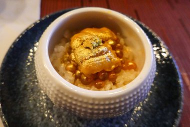 Japon omakase restoranında deniz kestanesi. Omakase, Japonca 'da 
