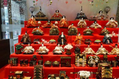 NEW YORK - 20 Şubat 2025: K. Minamoto 'nun 5. caddedeki yeni amiral gemisi mağazasında 7 katlı hina bebeği. Hinamatsuri, Japonya 'da her yıl 3 Mart' ta kutlanan bir festivaldir.