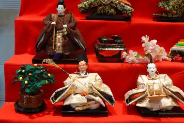 NEW YORK - 20 Şubat 2025: K. Minamoto 'nun 5. caddedeki yeni amiral gemisi mağazasında 7 katlı hina bebeği. Hinamatsuri, Japonya 'da her yıl 3 Mart' ta kutlanan bir festivaldir.