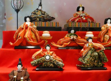 NEW YORK - 20 Şubat 2025: K. Minamoto 'nun 5. caddedeki yeni amiral gemisi mağazasında 7 katlı hina bebeği. Hinamatsuri, Japonya 'da her yıl 3 Mart' ta kutlanan bir festivaldir.