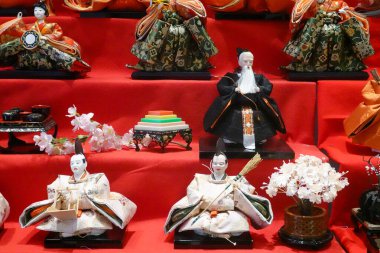 NEW YORK - 20 Şubat 2025: K. Minamoto 'nun 5. caddedeki yeni amiral gemisi mağazasında 7 katlı hina bebeği. Hinamatsuri, Japonya 'da her yıl 3 Mart' ta kutlanan bir festivaldir.