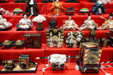 NEW YORK - 20 Şubat 2025: K. Minamoto 'nun 5. caddedeki yeni amiral gemisi mağazasında 7 katlı hina bebeği. Hinamatsuri, Japonya 'da her yıl 3 Mart' ta kutlanan bir festivaldir.