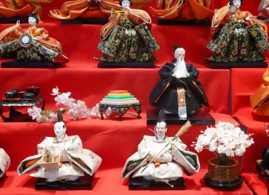 NEW YORK - 20 Şubat 2025: K. Minamoto 'nun 5. caddedeki yeni amiral gemisi mağazasında 7 katlı hina bebeği. Hinamatsuri, Japonya 'da her yıl 3 Mart' ta kutlanan bir festivaldir.